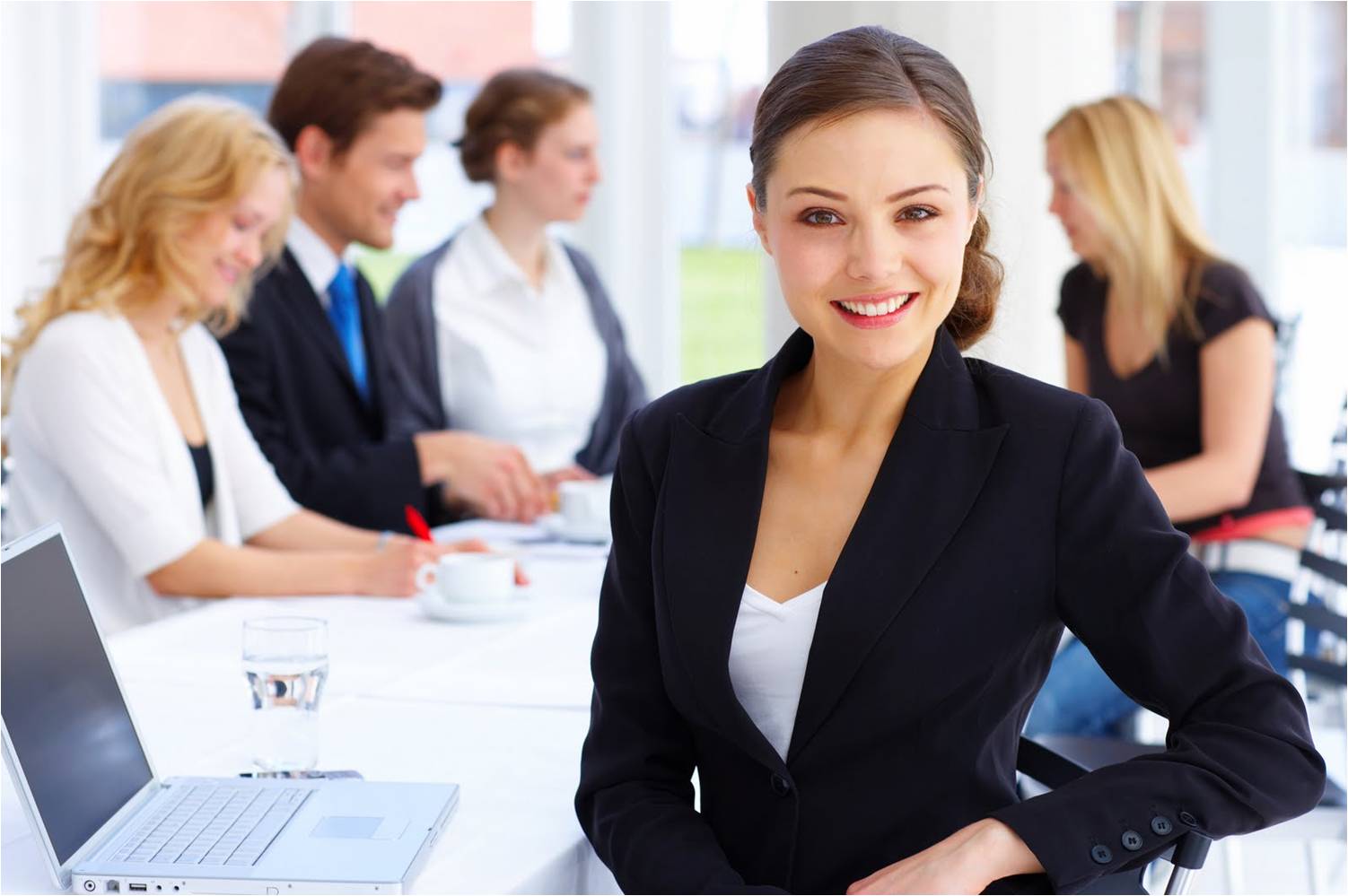 Consultora sonriendo durante una reunion de negocios